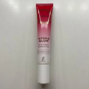 Natural Glow Skin Tone Perfector Cherry Blush - Natural Glow Skin Tone Perfector från Lumene i nyansen Cherry Blush. Denna veganska produkt ger en naturlig lyster och jämnar ut hudtonen. Förpackningen är en smidig tub på 20 ml, perfekt för att ta med i väskan. Bara testad