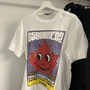 Vit t-shirt från Dsquared2 - Vit t-shirt från Dsquared2 med tryck