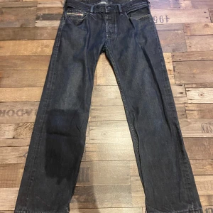 Mörkblå jeans från Diesel - Äkta Dieseljeans i modellen Zatiny, ihopsydda vid nederdelen men går enkelt att ta bort, strlk 31/34, nypris 1499