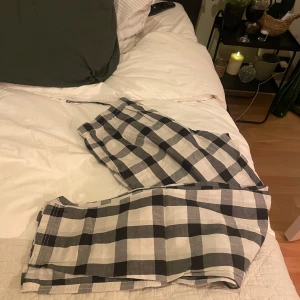 Rutiga pyjamasbyxor  - Rutiga pyjamasbyxor med raka ben🙌