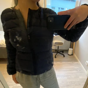 Mörkblå pufferjacka från House - Säljer en mörkblå pufferjacka från House i storlek S. Köpt förra sommarn, har blivit för liten vid bysten men har inga defekter, priset går självklart att diskutera❤️