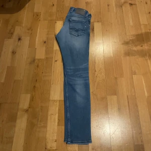 Replay jeans - Snygga blå jeans från Replay, modellen är anbass. Storlek 28/32