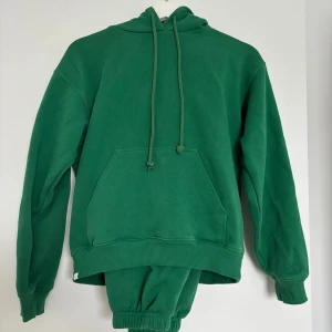 Grön hoodie och mjukisbyxor från Rosemunde - Säljer en snygg grön hoodie och byxor från Rosemunde, designad av Barbara Kristoffersen. Den har en klassisk känguruficka och justerbar dragsko i huvan. Perfekt för en avslappnad stil. 200kr styck eller 350 för båda, bästa mjukissetet som finns, passformen är guld, har i flera färger använder bara inte denna längre. 