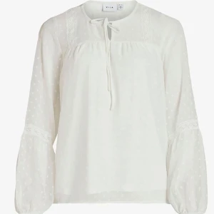 Vila vit blus  - Inga defekter, använd en gång storlek 36. Originalpris 349