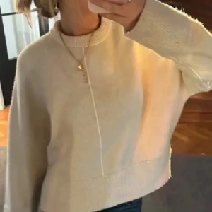 Zara stickad tröja💗 - Zara stickad tröja i beige/vit! Varm och mysig till hösten och vintern! Säljer för den är lite för liten💗 storlek S! Säljer den billigt pågrund av att den har en fläck på sig