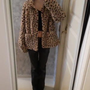 Leopardmönstrad pälsjacka - Säljer en snygg leopardmönstrad pälsjacka i beige och svart💞💞 Den har storlek medium men skulle säga att den funkar för s också