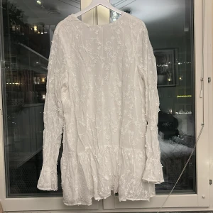 Studentklänning - Säljer en studentklänning från NAKD. Klänningen har ett blommigt mönster och volangdetaljer och djup rygg. Klänningen har även långa ärmar. Pris kan diskuteras🌸💓🌼