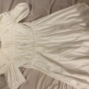 Vit klänning med knytning i ryggen  - Säljer denna fina vita klänningen i strlk S. Jättefin knytning i ryggen som är perfekt till sommaren☀️💗 Den är från Shein därav det billiga priset. Köparen står för frakt!🚚💗