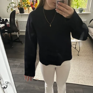 Mörkblå stickad tröja  - Säljer denna MÖRKBLÅ stickade tröjan. Fint skick