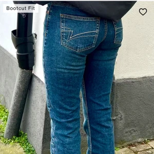 Blå bootcut jeans från junkyard  - Snygga blå bootcut jeans  med dekorativa sömmar på bakfickorna. Jättebra skick Max använda  några gånger pga för stor storlek 