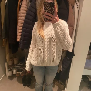 Vit stickad tröja från Kappahl - Säljer en mysig vit stickad tröja från Kappahl. (Nästan aldrig använd)