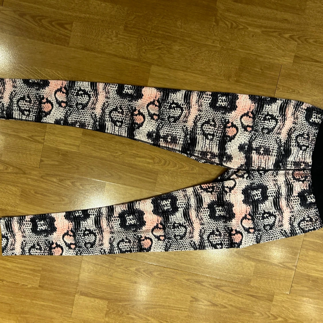 Mönstrade träningsbyxor med ormskinnsmönster, storlek 158-164