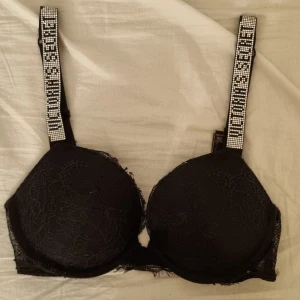 Victoria secret bh - Snygg svart BH från Victorias Secret, fina stenar på axelbanden, inga defekter förutom att de saknas några stenar på banden (se bilder) men annars i nyskick, endast använd vid något tillfälle, strl 75C💞S Säljer även en liknande fast annan färg i samma strl!