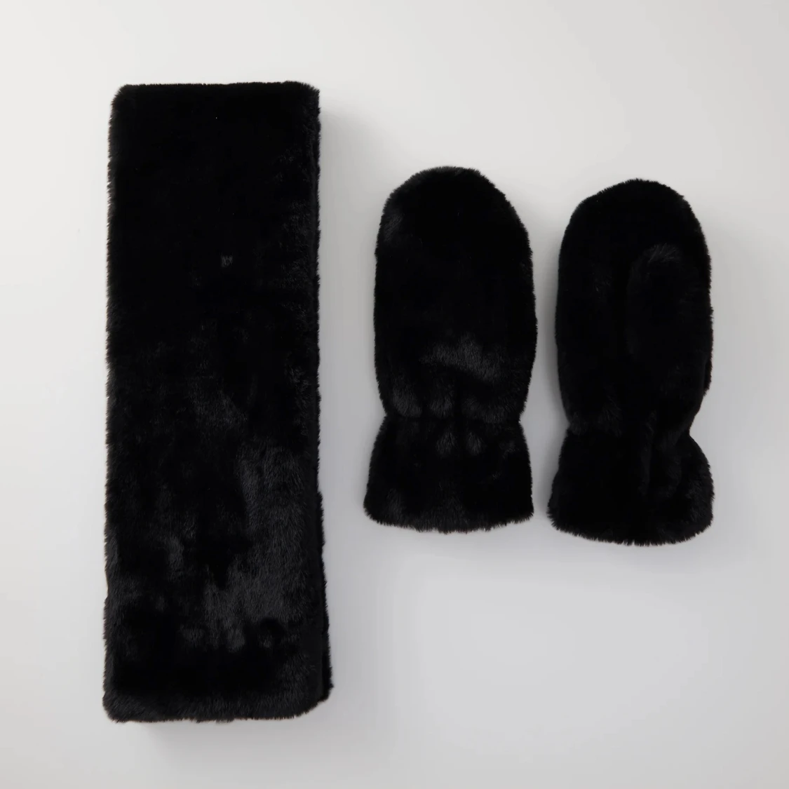 Svarta pälsvantar + halsduk