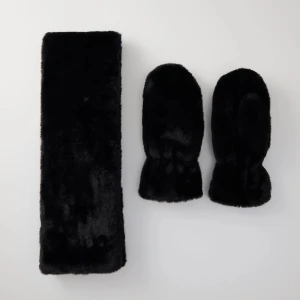 Svarta pälsvantar + halsduk - Säljer dessa mysiga svarta pälsvantar och halsduk i nyskick!