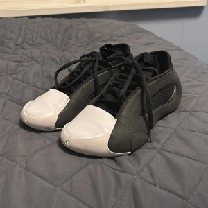 Basketskor - Säljer ett par super snygga basketskor i storlek 38 och 2/3. Skorna är i märket adidas och skon heter harden volume 8. Nypris är 1700. Dom är inköpta för 4 månader sen!!