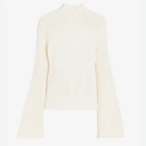 Ribbad tröja - HM - Elegant vit ribbad tröjamed långa ärmar och halvpolo. Som helt ny inga defekter.