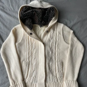 Kofta Krämvit - Fin krämvit kofta med furr luva! Köpt second hand men i ny skick. I storlek M. Skriv om övriga frågor. Pris kan diskuteras 💕