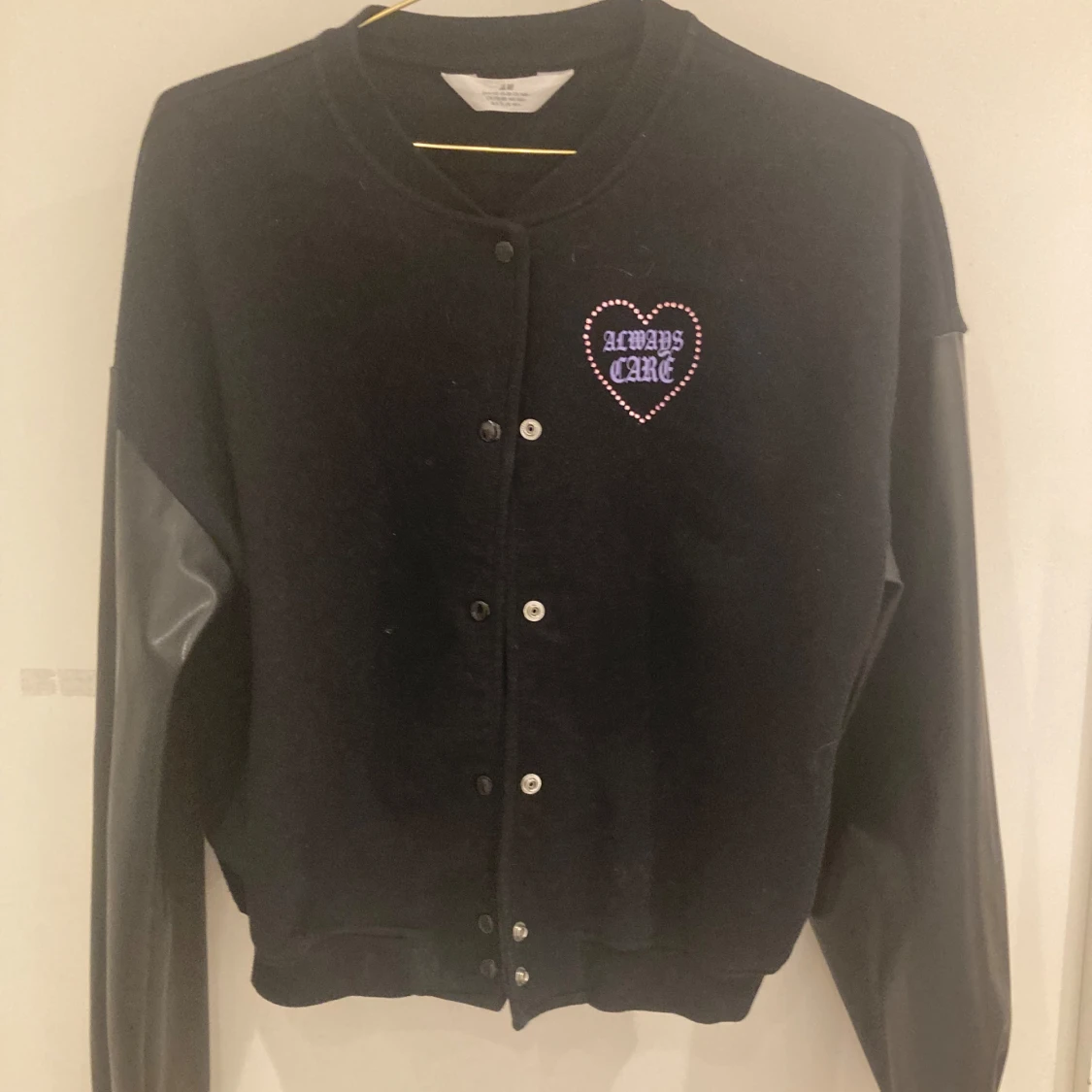 Svart lätt jacka från H&M med hjärtdetaljer