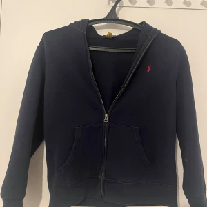 Ralph Lauren Zip - Tjena, säljer nu en snygg Ralph Lauren zip tröja. Väldigt bra skick. Passar dom som är ungefär 160 cm.