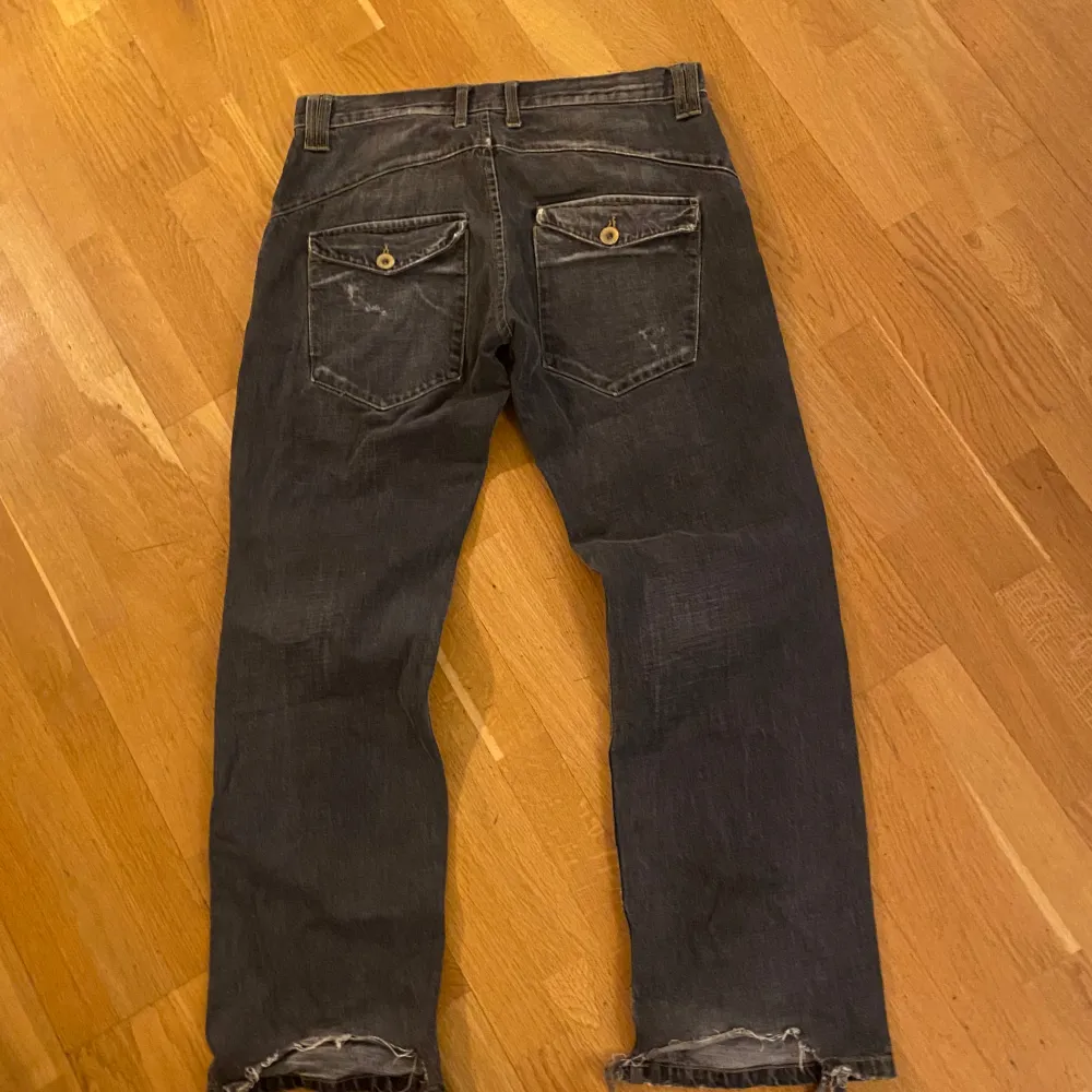Baggy straight leg jeans med snygga detaljer och knäppfickor🕺lite heelbiteade så passar någon som är <190cm. Farkut & Housut.