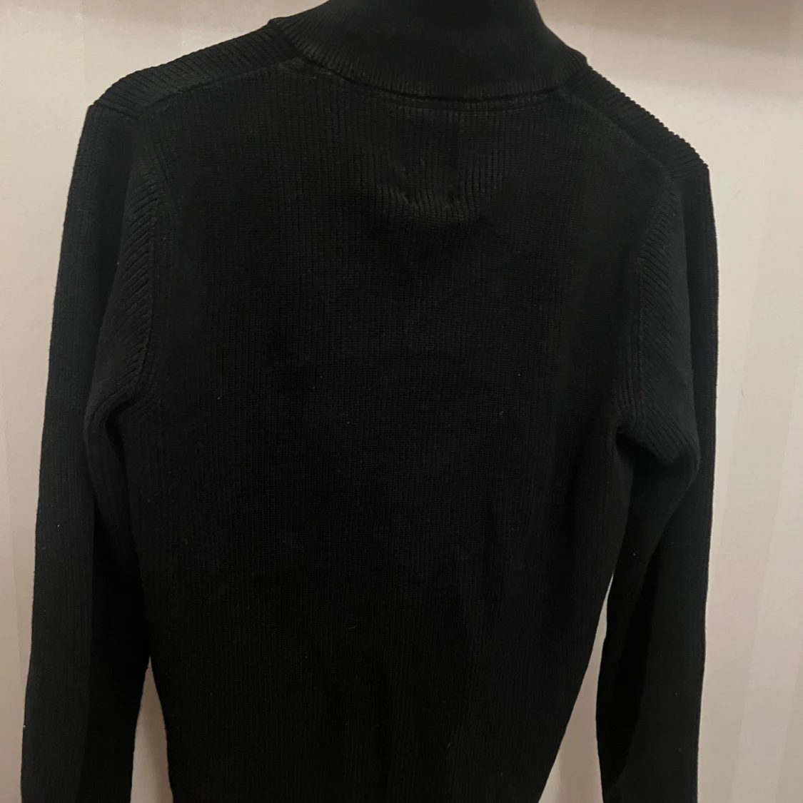 Svart stickad cardigan från Dobber - 90