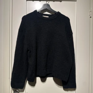 Svart stickad tröja från Gina Tricot - Svart stickad tröja från Gina tricot i stl M, tröjan är i fint skick.