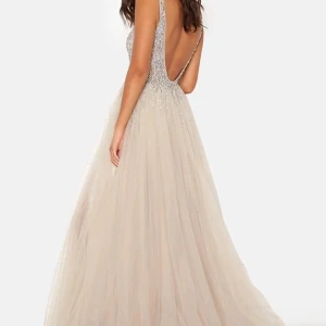 Champagnefärgad balklänning med paljetter - Intressekoll på min balklänning som endast är använd en gång så skicket är nästintill som ny. Nypris 5 499kr