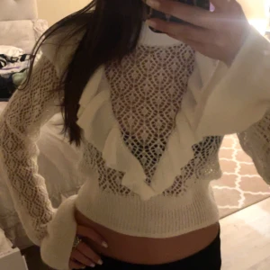 Stockholmstilig tröja/blus - Denna tröjan är verkligen jätte fin men inte kommit till någon användning eftersom att de inte är min stil längre men jag tycker verkligen om hur detaljerad dem är. Armarna är väldigt fina ocj coola