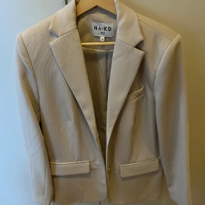 Balzer  - Blazer från Nakd. Mycket sparsamt använd, utan fläckar✨💛 storlek 32 men är väldigt oversized fit så passar även storlek 34 💛kanske även 36 (med lite mindre oversized fit då) 