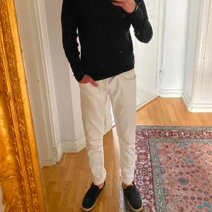 Vita jeans från Dondup - Vita jeans från Dondup i storlek 33. Modellen är George skinny fit. De håller ett mycket bra skick men en liten fläck på det vänstra låret, som knappt syns kan störa perfektionisten. Överlag mycket bra skick!