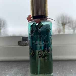 Victoria's Secret fragrance mist - Fräsch och lyxig doftmist från Victoria's Secret, Emerald Crush. Flaskan är grön med ett elegant guldlock och dekorerad med smaragdliknande stenar. Doften har inslag av fizzy päron och fresia, perfekt för en uppfriskande känsla. Finns mer än halva kvar