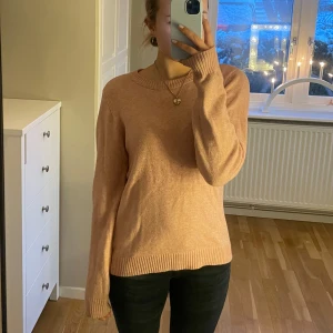 Rosa stickad tröja från Vila - Mysig rosa stickad tröja från Vila med rund hals och långa ärmar. Den är i storlek M, men passar även för de i xs och s. Använd fåtal gånger o säljer då den inte kommer till användning