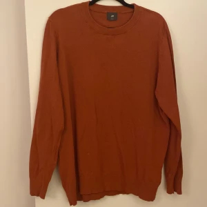 Rostfärgad tröja från H&M - Säljer en stilren rostfärgad tröja från H&M i slim fit. Tröjan har långa ärmar och en rund halsringning, perfekt för höst och vinter. Passar både till vardags och mer uppklädda tillfällen.