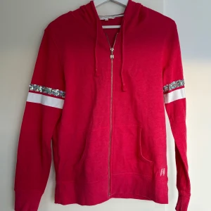 Hoodie  - Rosa hoodie från Victorias Secret. Använd men fortfarande i väldigt fint skick, som man kan se på paljetterna :)