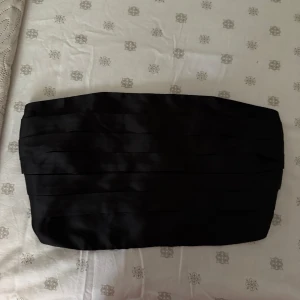 Svart armlös topp i satin - Ej använd!