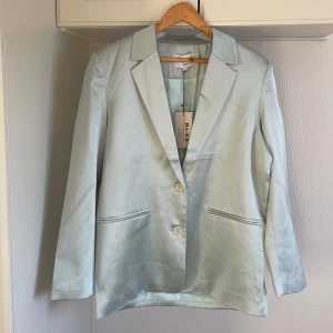 Kavaj storlek 36 oversize oanvänd  - Från Na-kd oanvänd pris 200kr