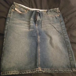 Jeanskjol från Diesel - Snygg jeanskjol från Diesel i klassisk blå denim. Kjolen har en rak passform med knapp och dragkedja framtill samt fickor både fram och bak. Perfekt för en avslappnad stil.Det är storlek 29, som är i vanliga storlek M💕