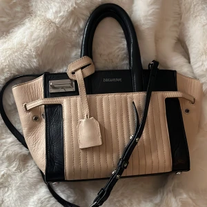 Zadig Candice bag  - Snygg handväska i beige och svart från Zadig & Voltaire. Väskan är en cool modell som inte säljs längre. Knappt använd eftersom jag inte brukar använda väskor🥰 Köpt på plick för ett tag sen därav har jag inget kvitto men har en dustbag som kommer med väskan, den har en crossbody rem