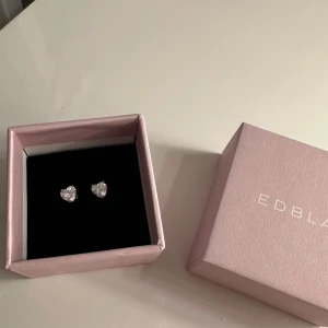 Hjärtformade örhängen från Edblad - Söta hjärtformade örhängen från Edblad i färgen guld man får även med Edblad asken. Säljer för att jag inte använder guld 💗(priset kan diskuteras)