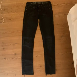 Svarta jeans från G-Star - Snygga svarta jeans från G-Star med en straight passform. Litet hål på höger knä. Skriv för mer information. Säljer för dom är för små för mig, därför är det ingen blid med byxorna på💕 size 26  length 34💕💕