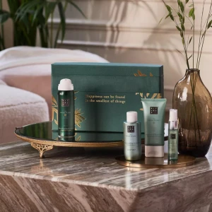 Presentset från Rituals - The Ritual of Jing - Lyxigt presentset från Rituals med The Ritual of Jing-serien. Innehåller en skummande duschgel, nattmask för händer, närande duscholja och en sovspray. Perfekt för en avkopplande stund med dofter som främjar sömn och lugn. Nypris 299kr. Produkterna är självklart oöppnade & oanvända.