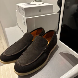 Bruna loafers i mocka - Snygga bruna loafers i mocka från märket barbosa. Perfekta för en avslappnad men ändå elegant look. Storlek 43 men sitter mer som 44/45. Skorna är inte använda en enda gång då dom är för stora för mig!