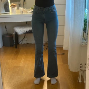 Blå bootcut jeans - Säljer dessa blåa bootcut jeansen då dem är för korta på mig. Passar någon runt 170.  Endast använda ett fåtal gånger, i nyskick. Tryck gärna på ”köp nu”.💕