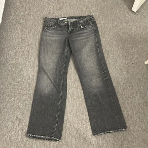 Grå jeans från Zara - Snygga grå jeans från Zara med en avslappnad lite baggy-stil. I storlek 38 men uppsydda (se sista bilden). Skulle säga att dom nu passar mig i längden perfekt och jag är runt 162! Använt fåtal gånger och är som i nyskick!