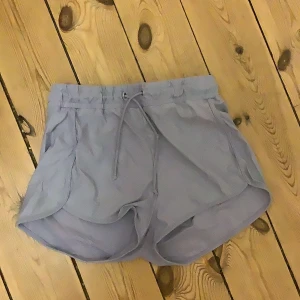 Grå träningsshorts med dragsko -  Bad shorts shorts med inbyggd bikini underdel perfekt till stranden och poolen. Skönt bad tyg som är luftigt och längst upp är det resor som man kan knyta. Det här är jätte bra till de som inte vill visa så mycket 
