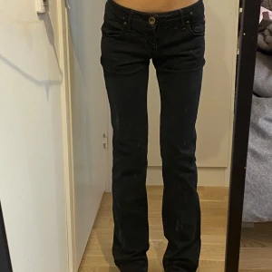 Miss sixty jeans  - Storlek 26  Innerben 79 cm  Midja 36 cm  