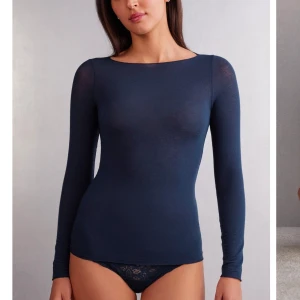 Mörkblå tröja från Intimissimi - säljer en marinblå intimissimi tröja använt 3-4 ggr och är perfekt att ha på sej då man inte vet vad man ska ha på sej och jag säljer den för jag använder den aldrig och skriv om mer bilder ❤️❤️❤️