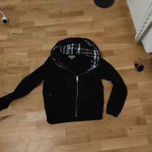 Burberry tröja  - Säljer en skön Burberry tröja har använt ett par gånger men är i bra skick och säljer för bra pris. Storlek M men passar som S jag är 170 och är för liten på mig.