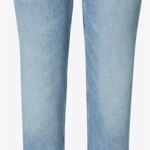 WEEKDAY jeans 'Twig Mid Straight' stl 24/32  - Snygga blå jeans från Weekday i klassisk femficksmodell. Storlek 23/32. EU 32. Material & skötselråd Material: 98% Bomull, 2% Elastan WEEKDAY 40 °C tvätt Kemtvätt med perkloretylen Kan strykas på hög värme Blek ej Tål torktumling vid normal temperatur